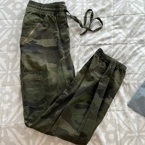 Hollis get camo joggers size medium